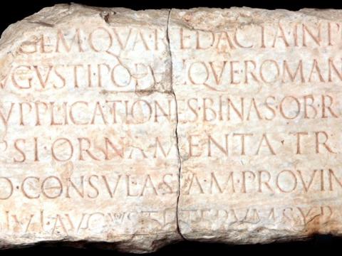 Tivoli, İtalya'da bulunan bir taş levha